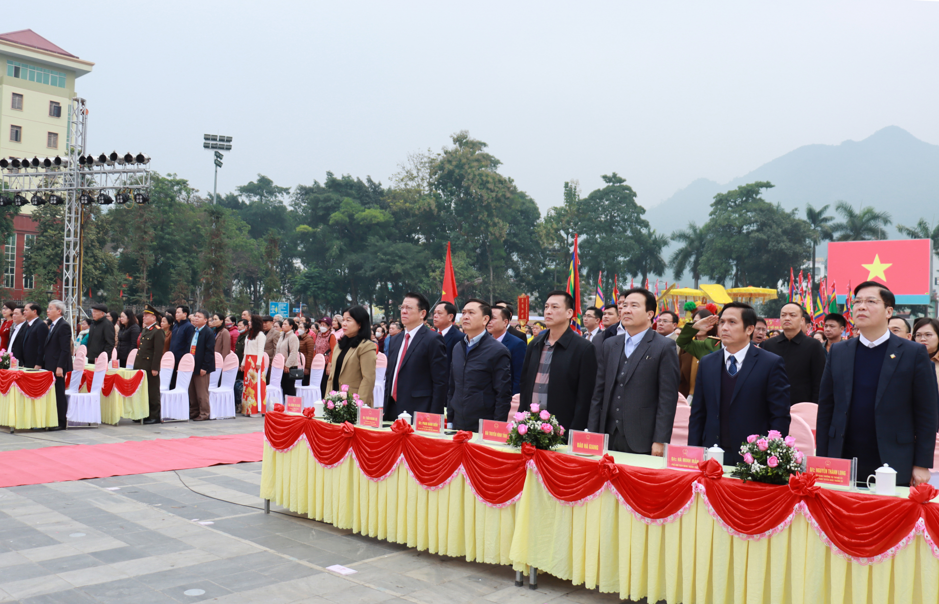 Các đại biểu thực hiện nghi thức chào cờ.