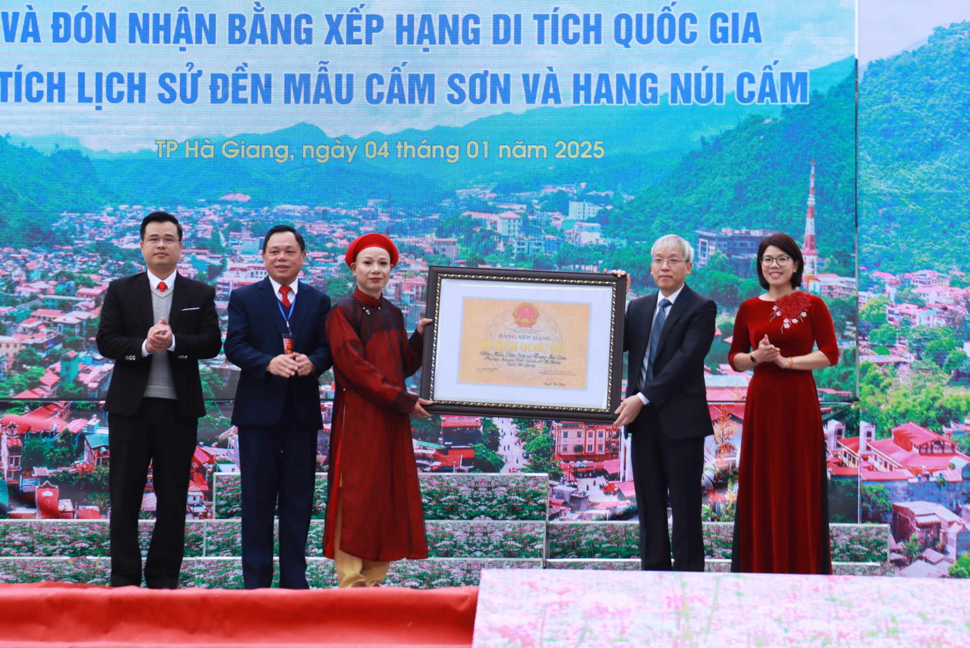 Leaders of the Department of Cultural Heritage present the certificate recognising Mau (Goddess) Cam Son Temple and Cam Mountain Cave as national relic to officials of Ha GiangCity.