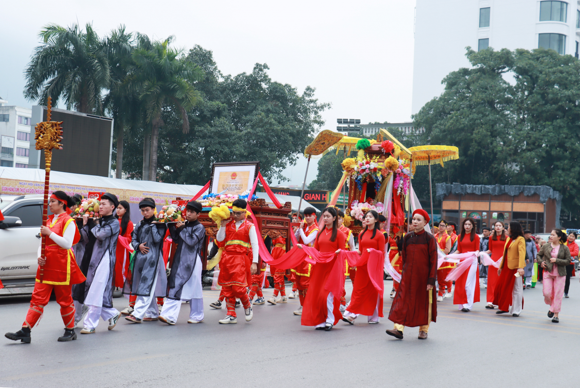 Đông đảo nhân dân và du khách tham gia buổi lễ.