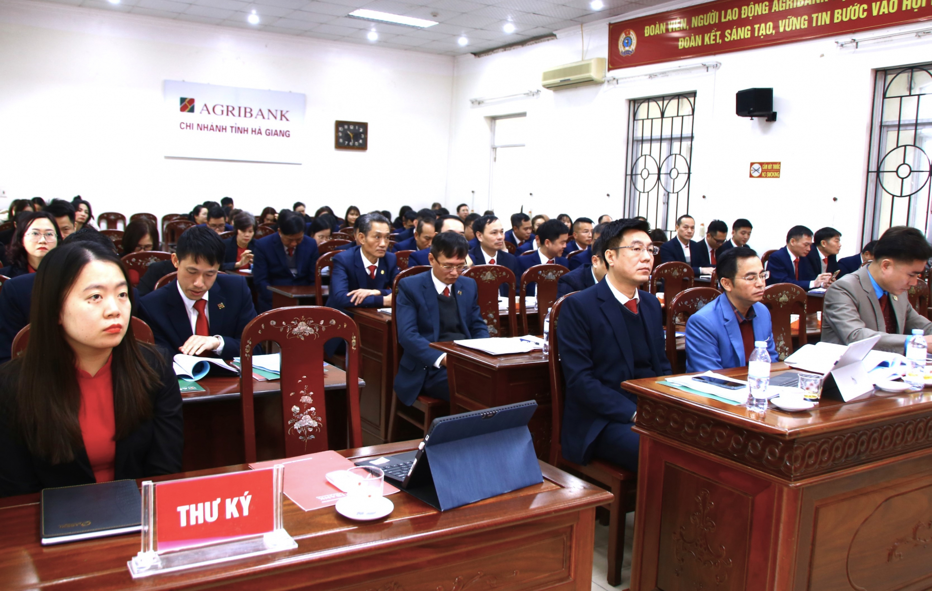 Các đại biểu dự hội nghị.