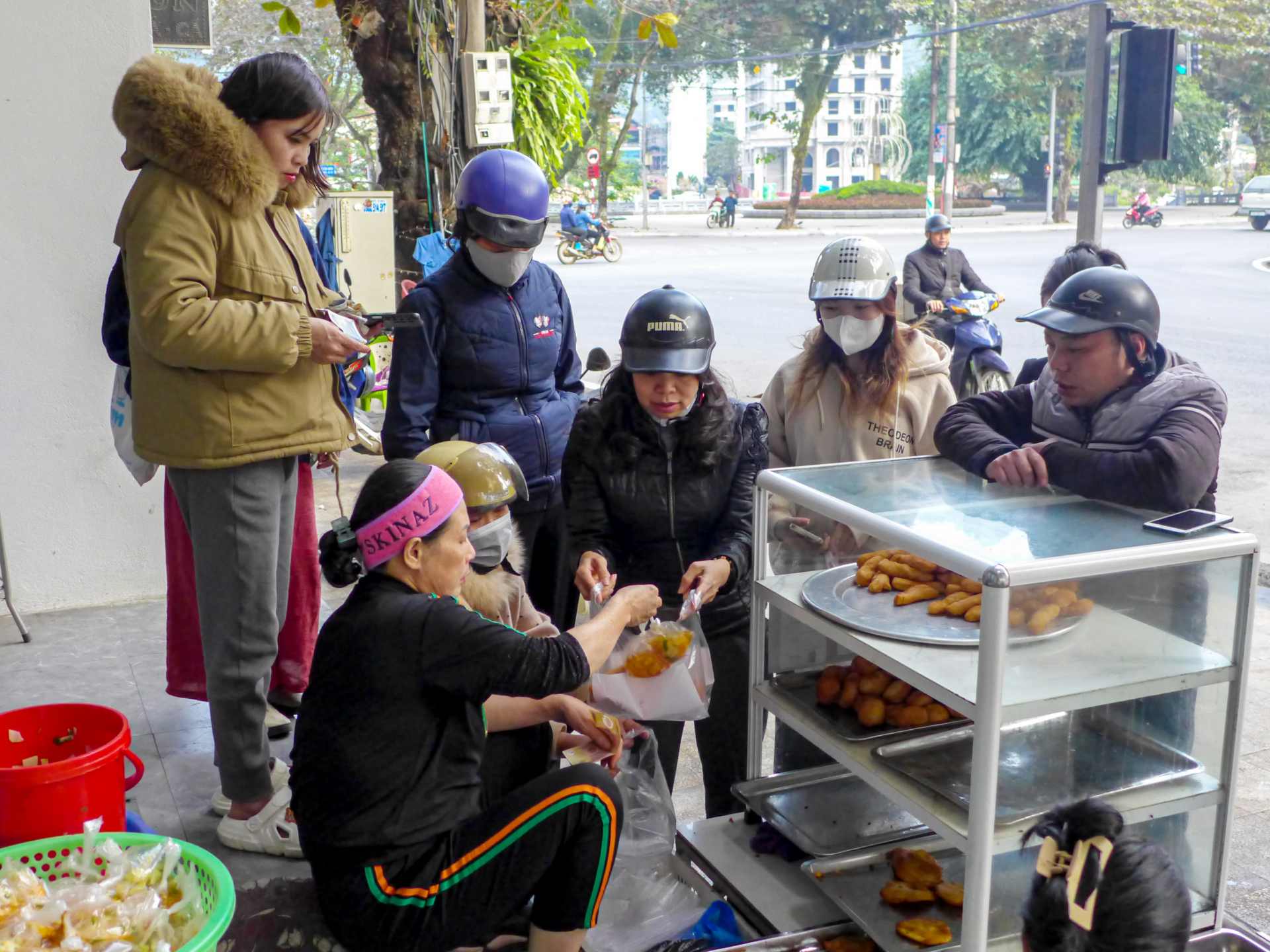 Nguyen Mai Chi, a loyal customer, shares, “I’ve been coming here since my school days. Even after so many years, the taste of the dishes hasn’t changed a bit.”