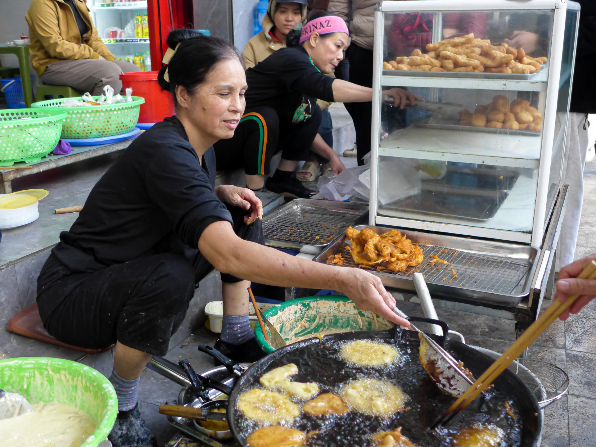 The sight of Mrs. Ha deftly frying pancakes in a sizzling hot pan adds to the cozy and welcoming atmosphere of the shop. On chilly winter days, the shop becomes even busier, with fresh batches of pancakes quickly selling out.