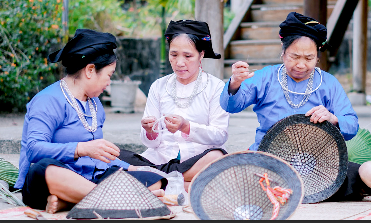 Công đoạn khâu vành nón được thực hiện kỹ lưỡng.
