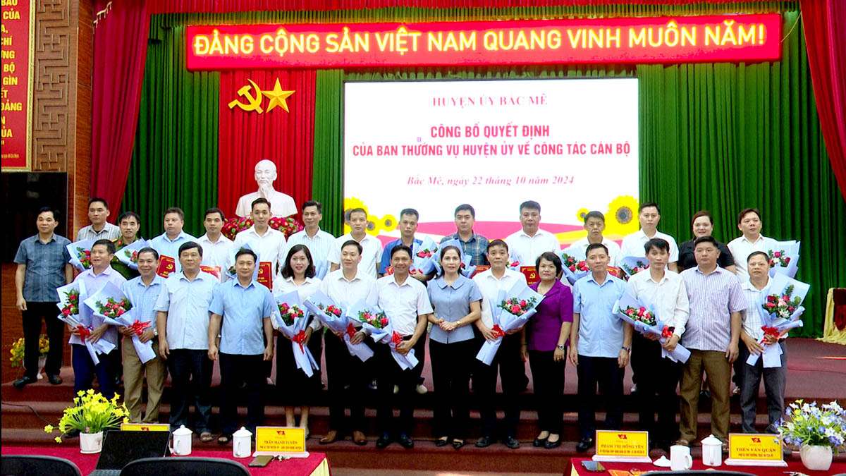 Các đồng chí lãnh đạo huyện Bắc Mê tặng hoa các đồng chí luân chuyển công tác nhiệm kỳ 2020 – 2025.