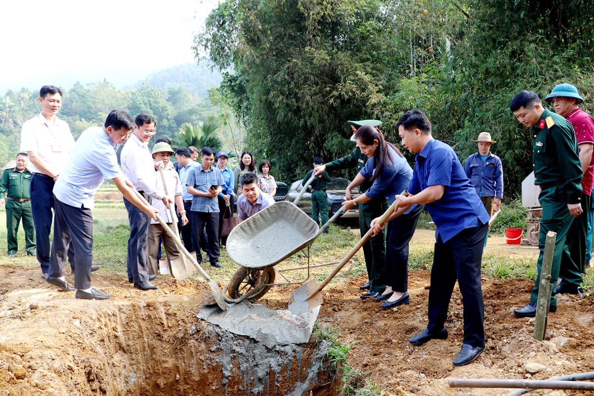 Lãnh đạo huyện Bắc Mê tham gia khởi công giúp người dân xóa nhà tạm tại thôn Nà Xá, xã Yên Định.