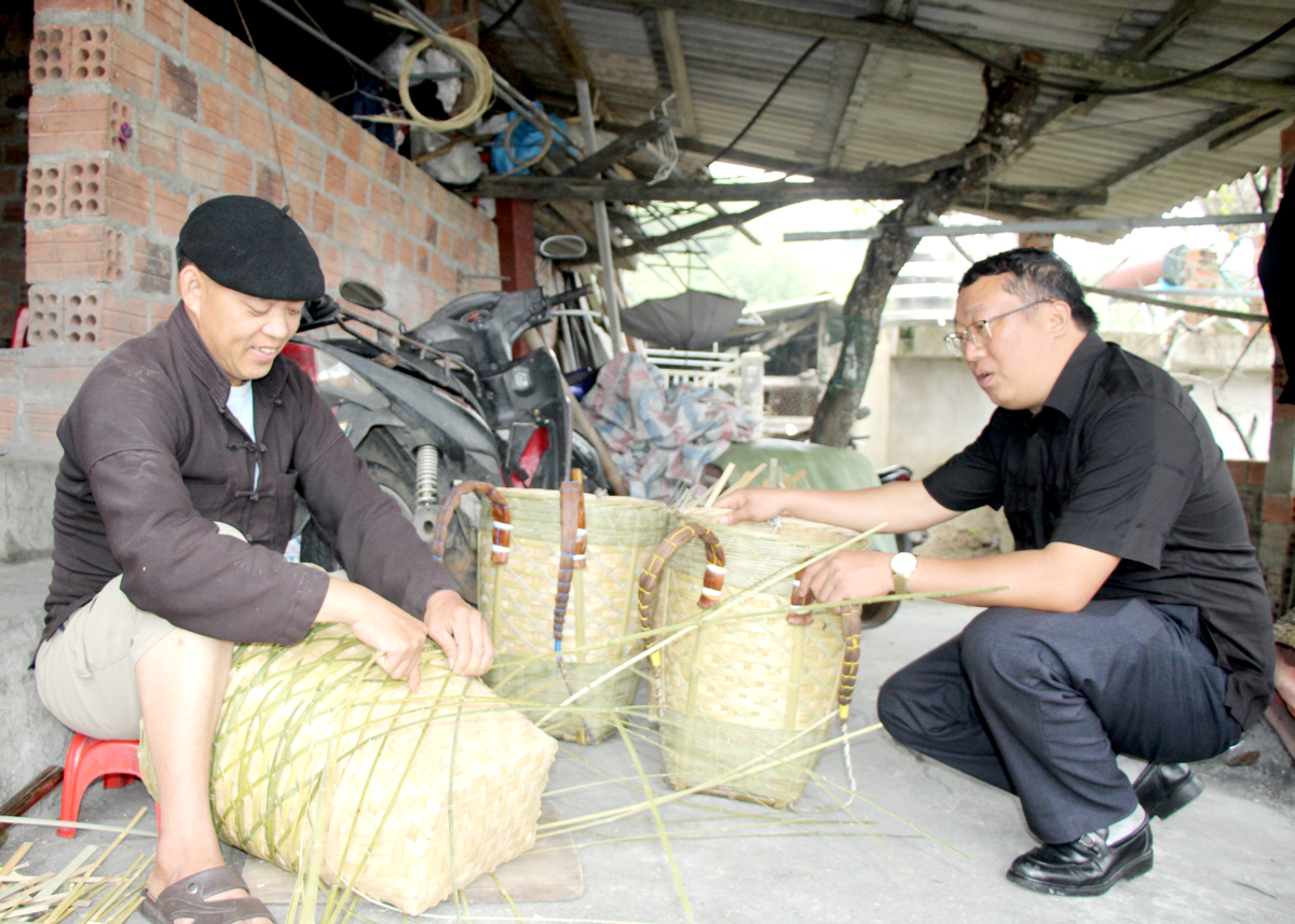 Người dân thôn Lùng Hẩu, xã Thái An đan quẩy tấu để tăng thêm thu nhập.