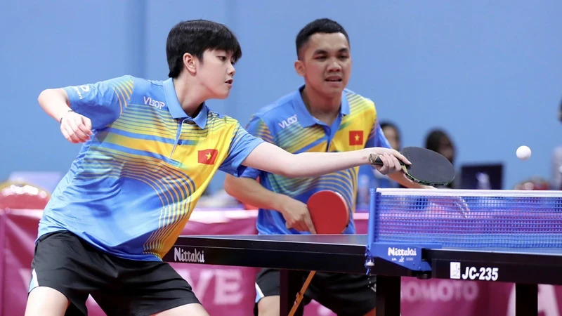 The pair of athletes Dinh Anh Hoang and Tran Mai Ngoc claim the mixed doubles table tennis championship at the 32nd SEA Games.