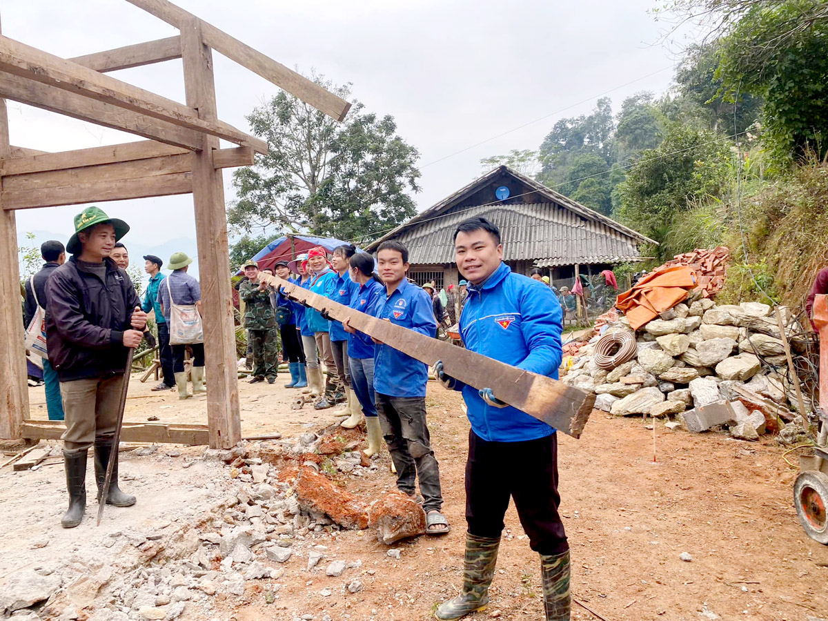 Tổ “Thanh niên tham gia xóa nhà tạm, nhà dột nát” xã Pố Lồ đóng góp ngày công xóa nhà tạm.