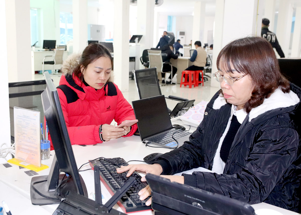 Officers of the Provincial Public Administration Centre handle administrative procedures for people.