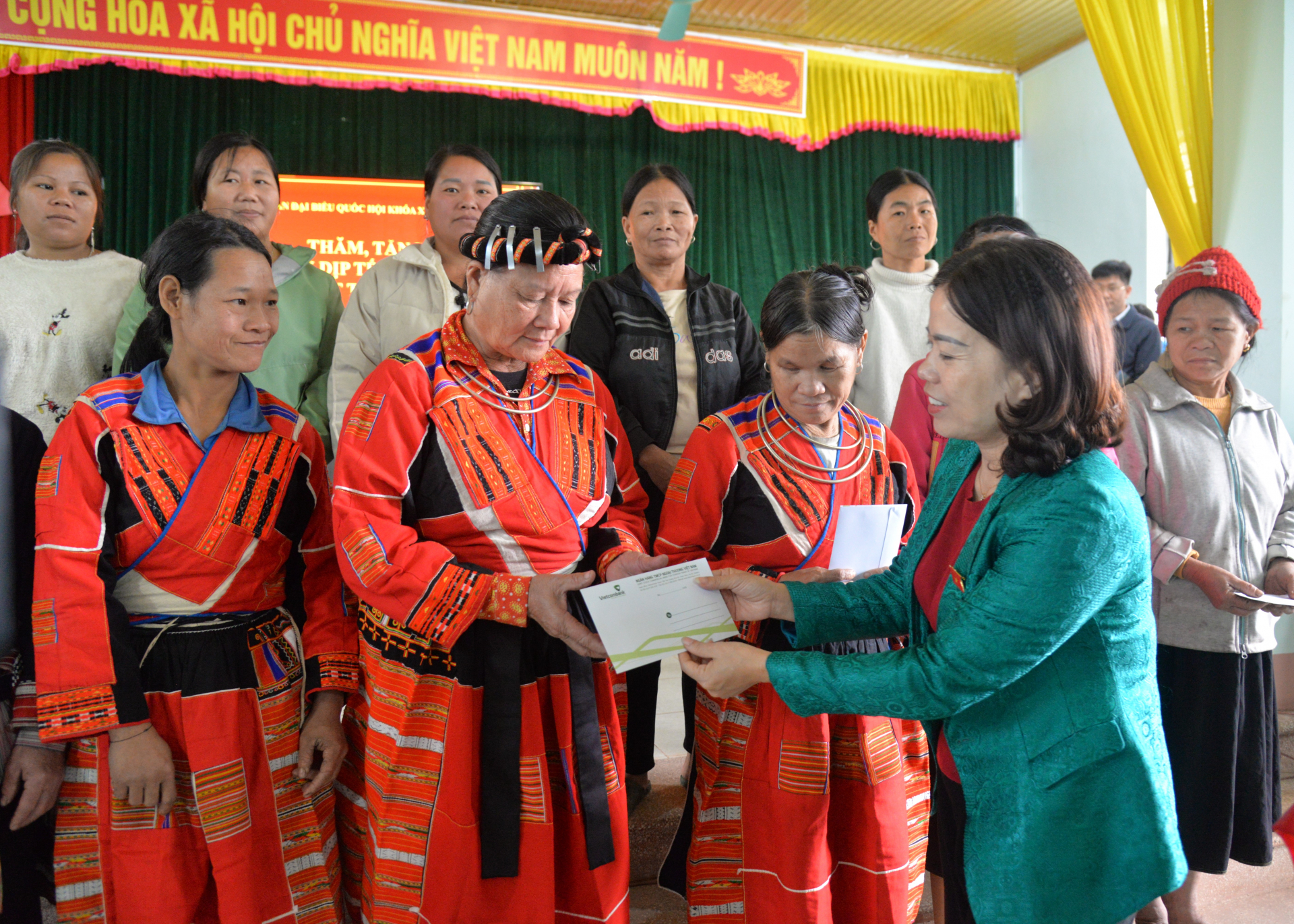 Trưởng Đoàn ĐBQH khóa XV đơn vị tỉnh Hà Giang Lý Thị Lan trao quà cho các gia đình chính sách tại xã Tân Bắc (Quang Bình).