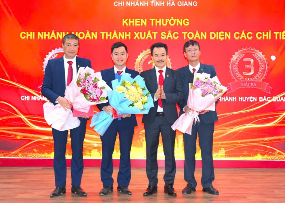 Giám đốc Agribank chi nhánh tỉnh Hà Giang Nguyễn Trung Tuyến khen thưởng cho các chi nhánh hoàn thành xuất sắc toàn diện các chỉ tiêu trong năm 2024.