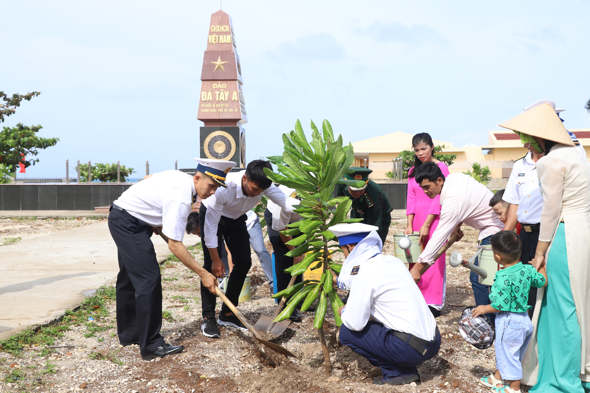 Cán bộ, chiến sỹ và nhân dân đảo Đá Tây A hưởng ứng tham gia Tết trồng cây