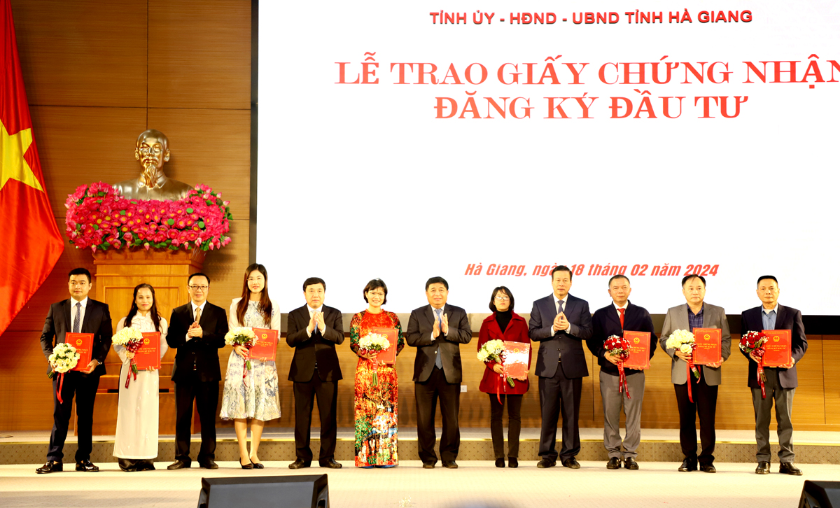 Bộ trưởng Bộ Kế hoạch và Đầu tư Nguyễn Chí Dũng cùng các đồng chí lãnh đạo tỉnh chúc mừng các doanh nghiệp được trao chứng nhận đăng ký đầu tư.