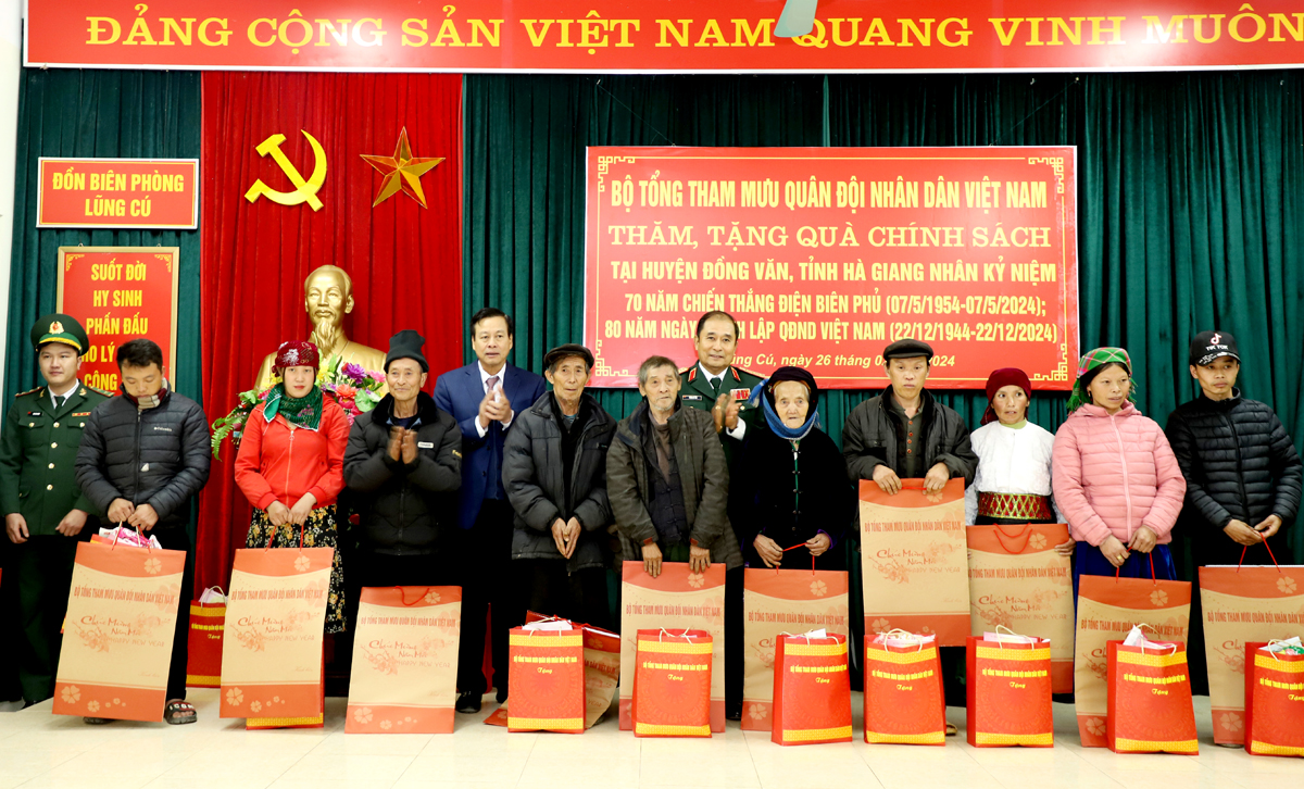 Phó Tổng Tham mưu trưởng Quân đội Nhân dân Việt Nam Phùng Sĩ Tấn và Chủ tịch UBND tỉnh Nguyễn Văn Sơn tặng quà cho các gia đình.