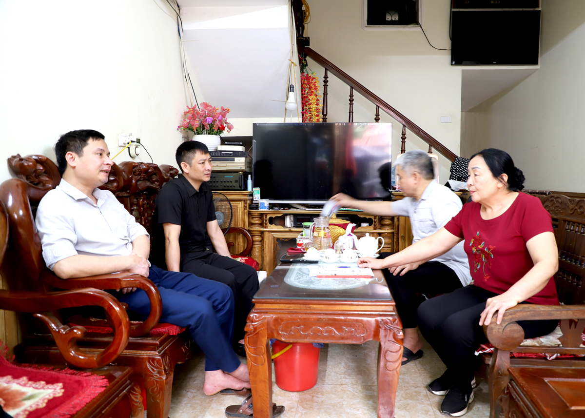 Bà Hoàng Thị Lâm, Bí thư Chi bộ tổ 16, phường Nguyễn Trãi trao đổi với chủ đầu tư Dự án Cải tạo nâng cấp đường Nguyễn Du phương án triển khai thực hiện dự án.
