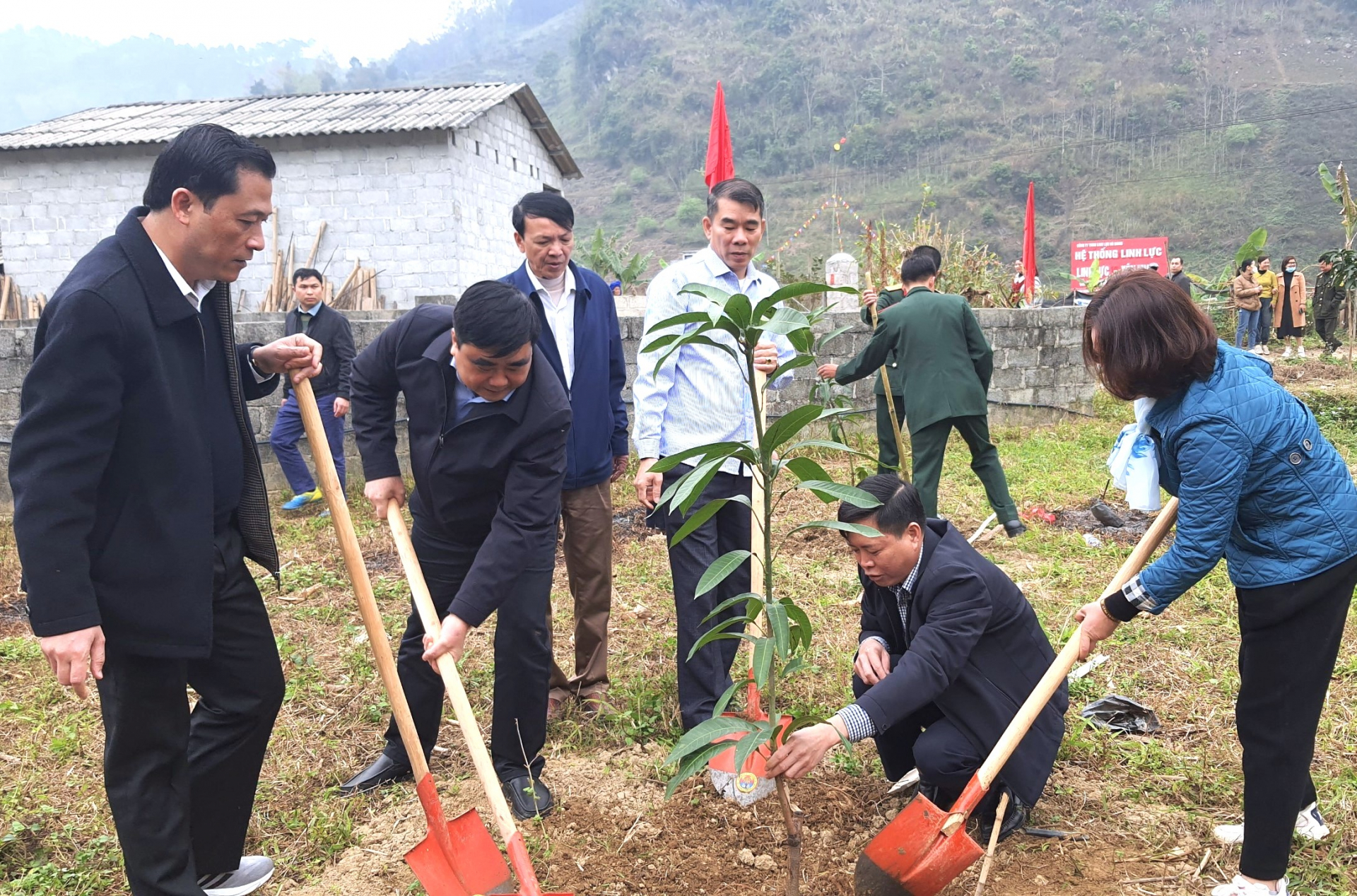 Trưởng Ban Nội chính Tỉnh ủy Hoàng Đình Phới tham gia Tết trồng cây tại huyện Yên Minh.