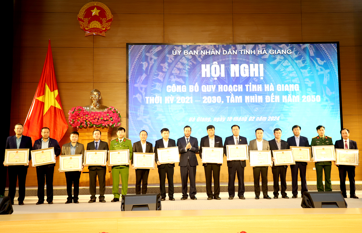 Chủ tịch UBND tỉnh Nguyễn Văn Sơn tặng Bằng khen cho các tập thể có thành tích xuất sắc trong công tác lập Quy hoạch tỉnh.