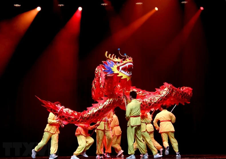 Các nghệ sĩ châu Á múa rồng đón Tết Nguyên đán tại London, Anh. 