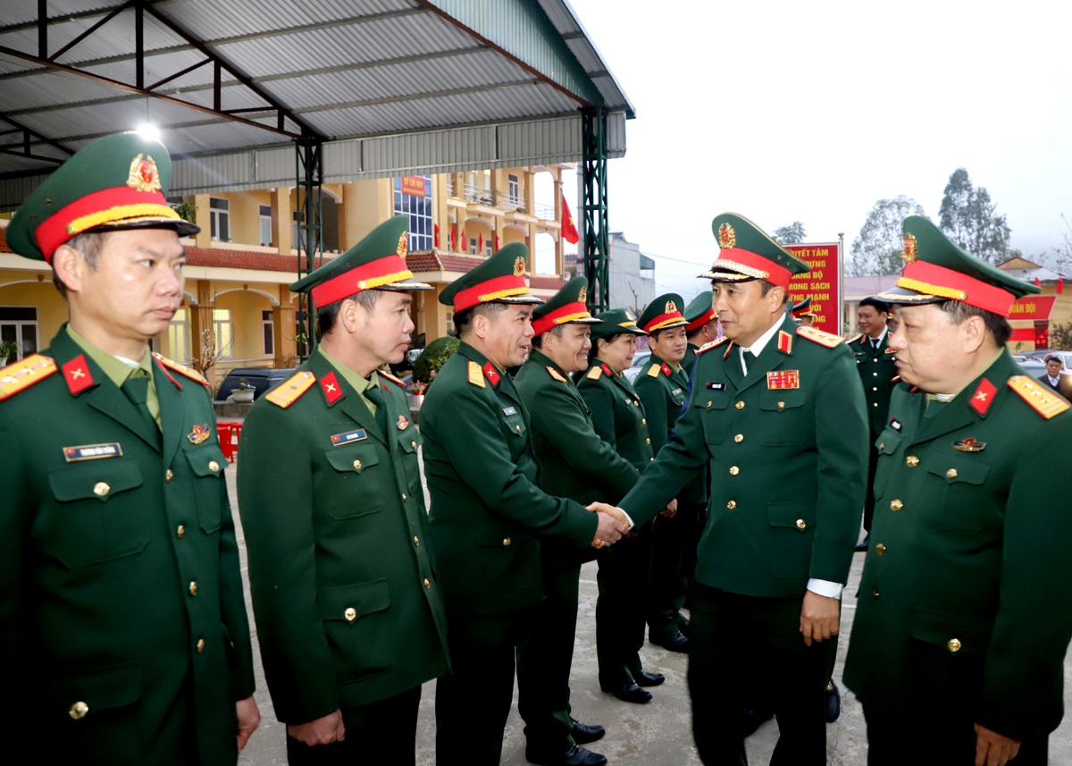 Phó Tổng Tham mưu trưởng Quân đội Nhân dân Việt Nam Phùng Sĩ Tấn thăm cán bộ, chiến sỹ Ban Chỉ huy Quân sự huyện Đồng Văn.