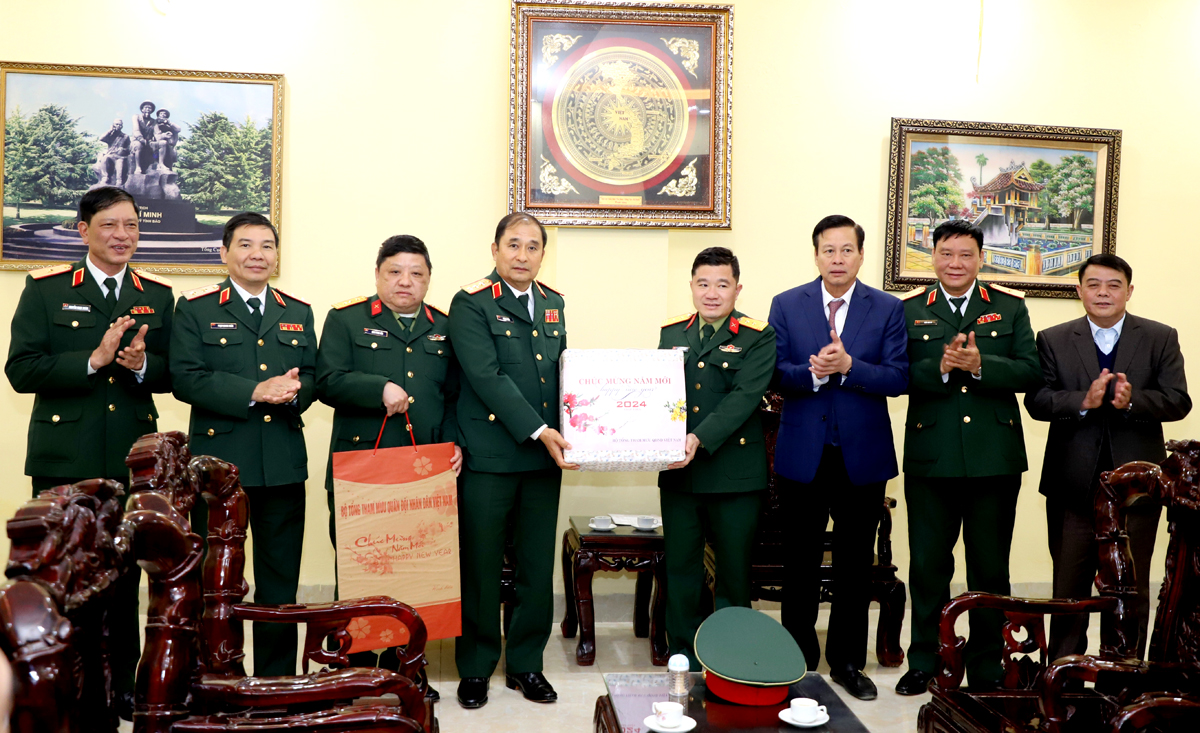 Phó Tổng Tham mưu trưởng Quân đội Nhân dân Việt Nam Phùng Sĩ Tấn và Chủ tịch UBND tỉnh Nguyễn Văn Sơn tặng quà Ban Chỉ huy Quân sự huyện Đồng Văn.