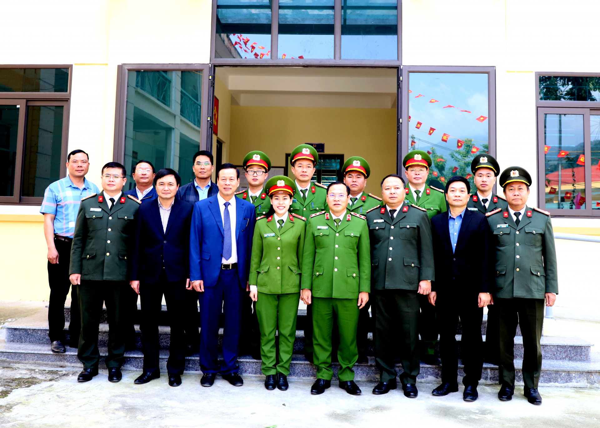 Thứ trưởng Bộ Công an Nguyễn Văn Long và Chủ tịch UBND tỉnh Nguyễn Văn Sơn cùng đoàn công tác chụp ảnh lưu niệm với xã Xín Chải.