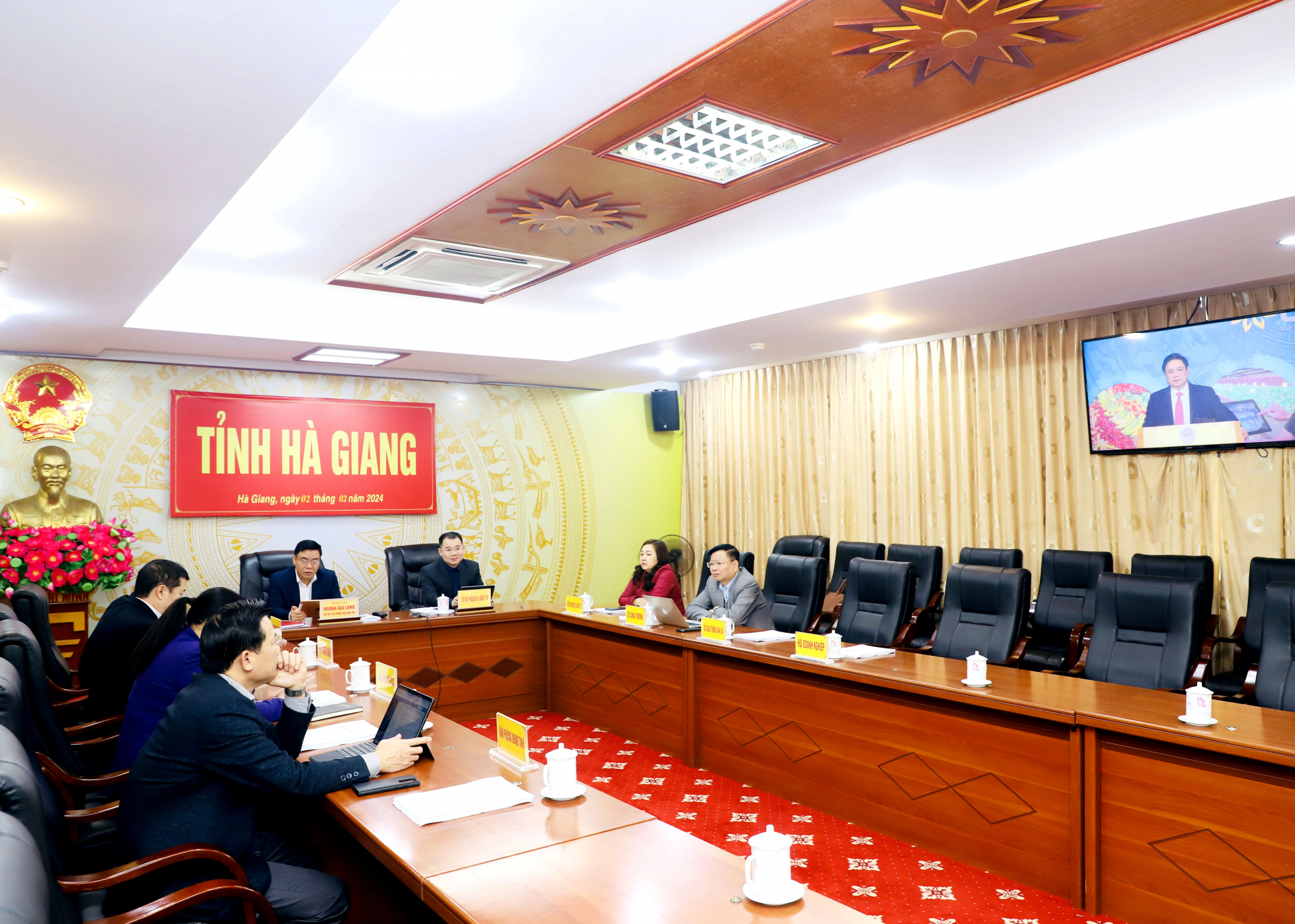 Phó Chủ tịch Thường trực UBND tỉnh Hoàng Gia Long cùng các đại biểu dự tại điểm cầu tỉnh