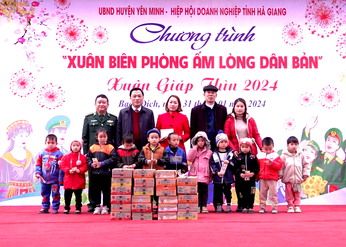 Lãnh đạo Bộ Chỉ huy BĐBP tỉnh và huyện Yên Minh tặng quà cho học sinh có hoàn cảnh khó khăn địa bàn biên giới.
