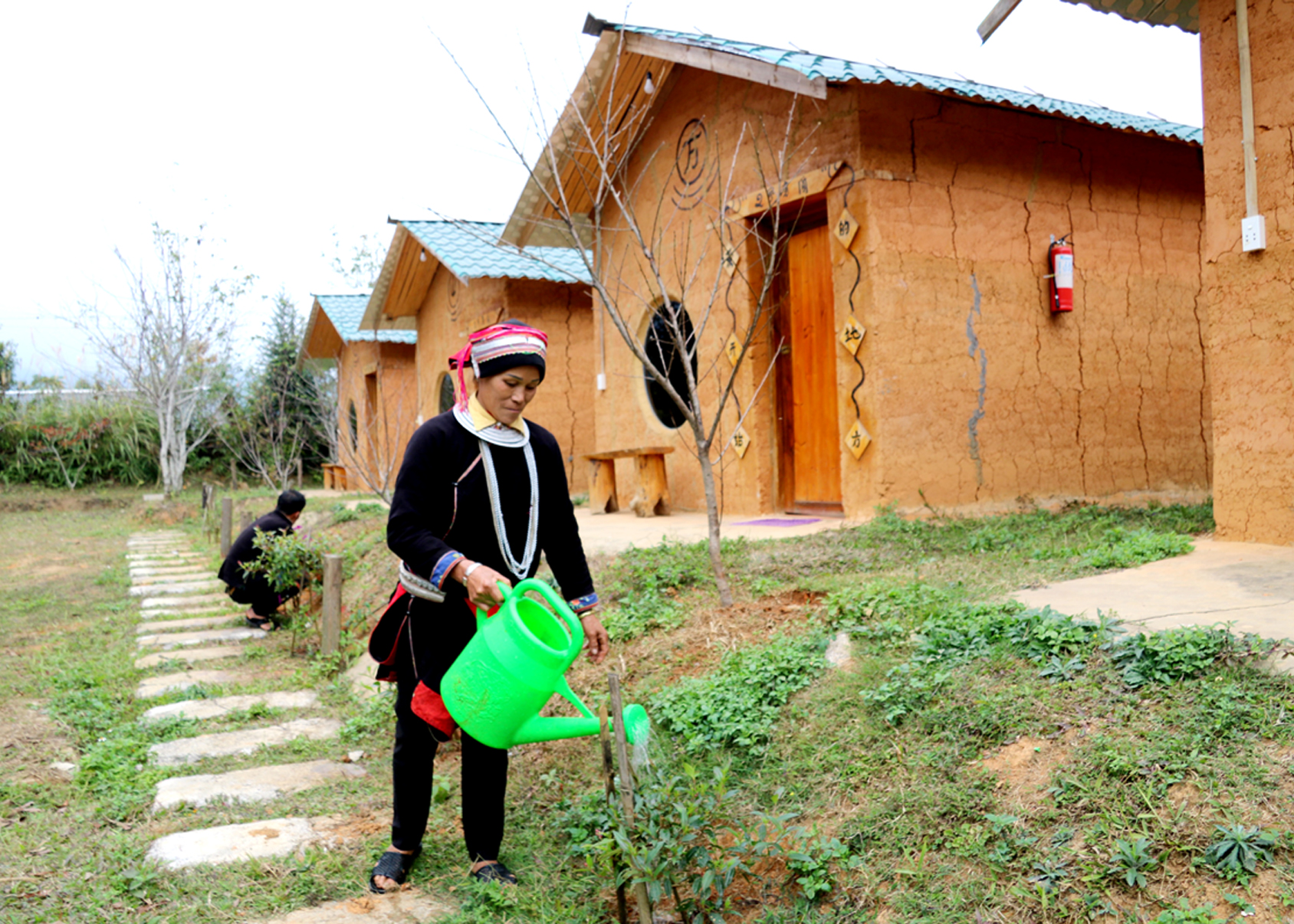 Homestay hộ anh Lý Tà Đành, thôn Nặm Đăm, xã Quản Bạ (Quản Bạ) chỉnh trang lại khuôn viên để chuẩn bị đón khách dịp Tết.