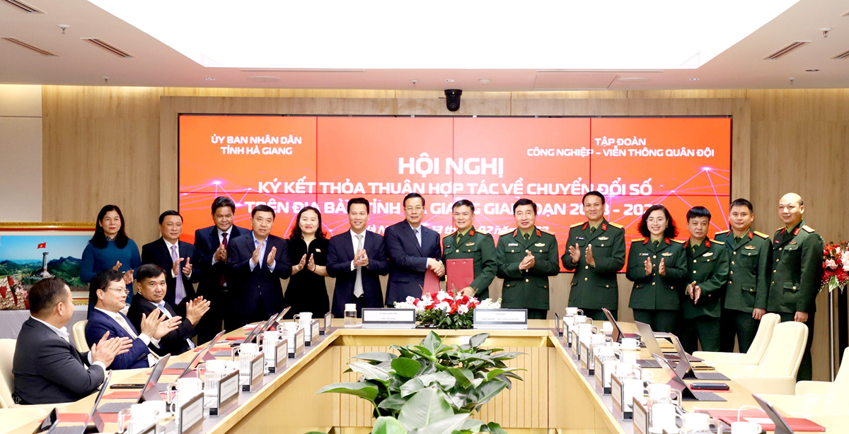 Tỉnh Hà Giang ký kết thỏa thuận hợp tác chuyển đổi số với Tập đoàn Công nghiệp - Viễn thông Quân đội (Viettel).
