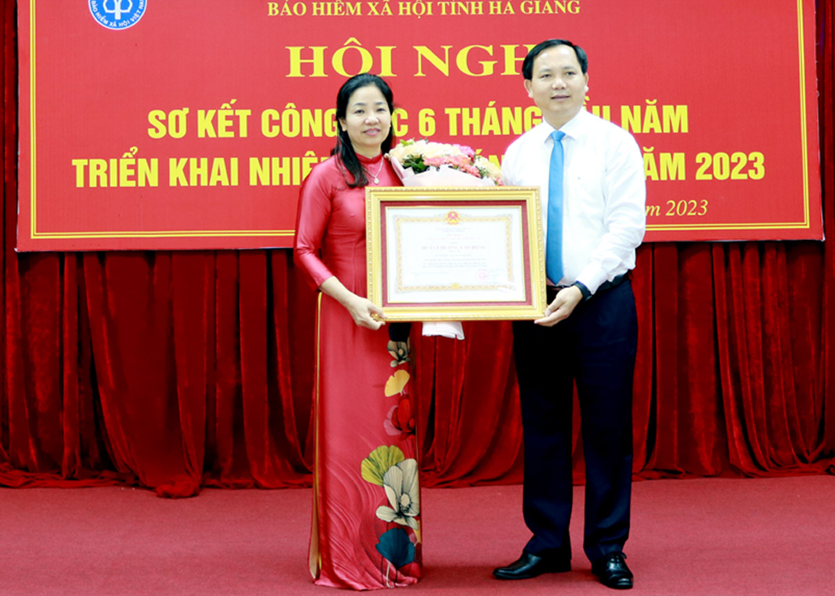 Lãnh đạo Bảo hiểm xã hội Việt Nam trao Huân chương Lao động hạng Ba cho Giám đốc Bảo hiểm xã hội tỉnh Hà Giang Nguyễn Thị Thanh Hương.