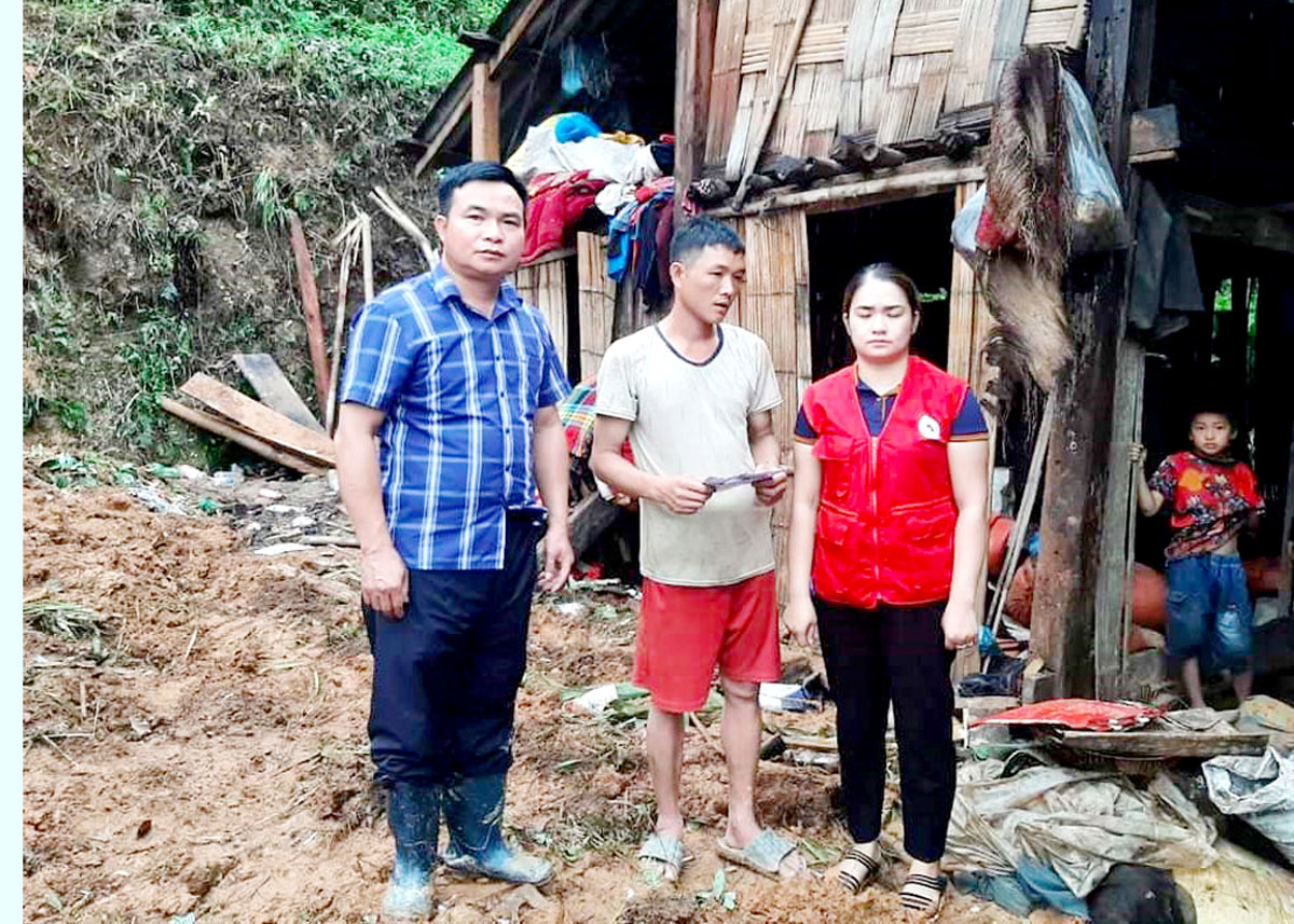 Lãnh đạo MTTQ huyện Hoàng Su Phì tặng quà gia đình bị thiệt hại bởi thiên tai tại xã Ngàm Đăng Vài.