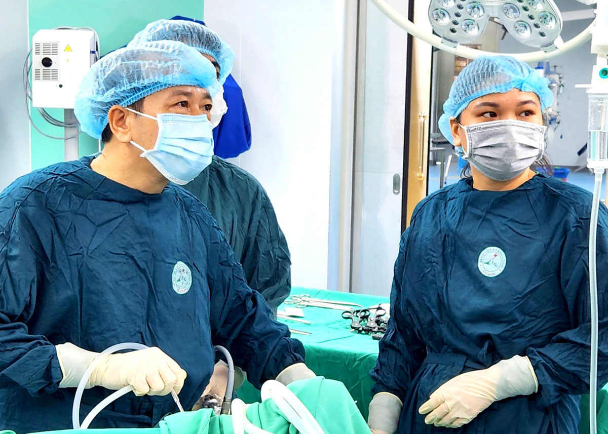 Phó Chủ tịch UBND tỉnh - Bác sỹ Trần Đức Quý tham gia phẫu thuật cấp cứu bệnh nhân viêm túi mật tại Bệnh viện Đa khoa tỉnh.
										                        Ảnh: CTV

