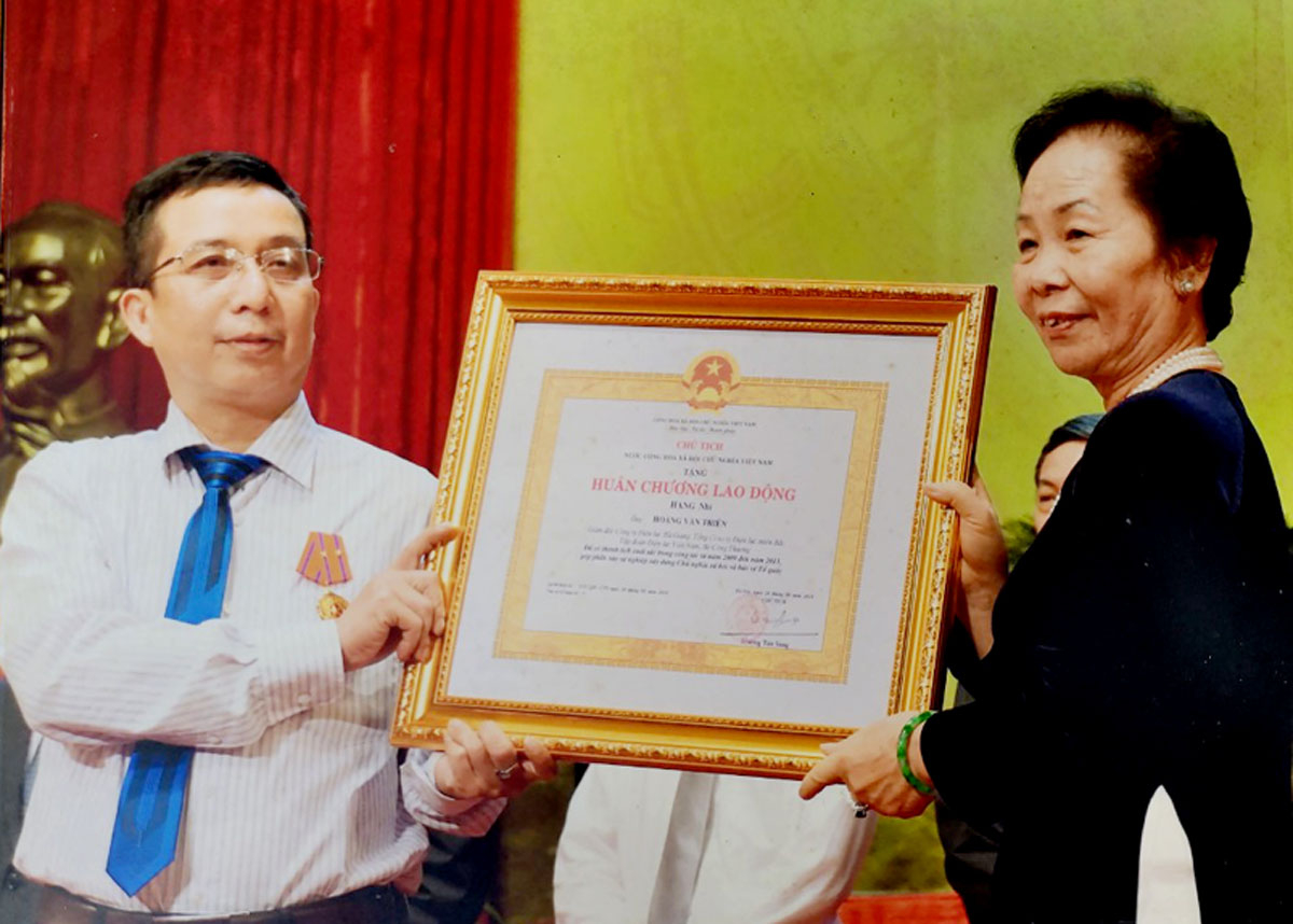 Nguyên Phó Chủ tịch nước Nguyễn Thị Doan trao Huân chương Lao động hạng Nhì cho đồng chí Hoàng Văn Thiện năm 2014, vì có nhiều thành tích đóng góp cho sự nghiệp phát triển ngành Điện lực Hà Giang.