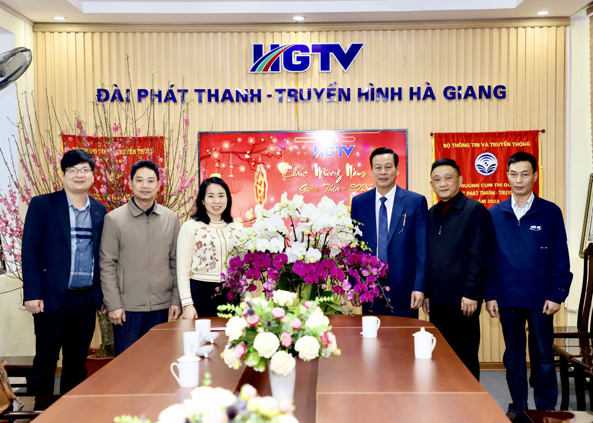 Chủ tịch UBND tỉnh Nguyễn Văn Sơn thăm, tặng hoa và chúc Tết Đài PT-TH tỉnh