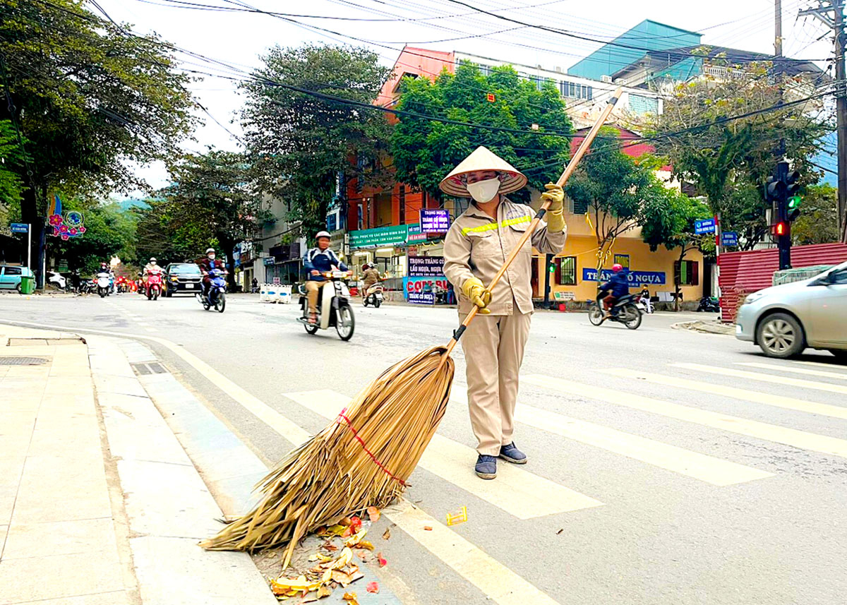 Công nhân Công ty Cổ phần Môi trường Đô thị Hà Giang quét dọn rác trên các tuyến đường của thành phố Hà Giang.