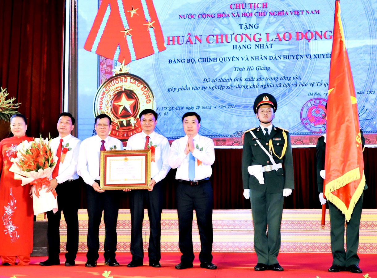 Thừa ủy quyền của Chủ tịch nước, Quyền Bí thư Tỉnh ủy Nguyễn Mạnh Dũng trao Huân chương Lao động hạng Nhất cho Đảng bộ, chính quyền và nhân dân huyện Vị Xuyên.