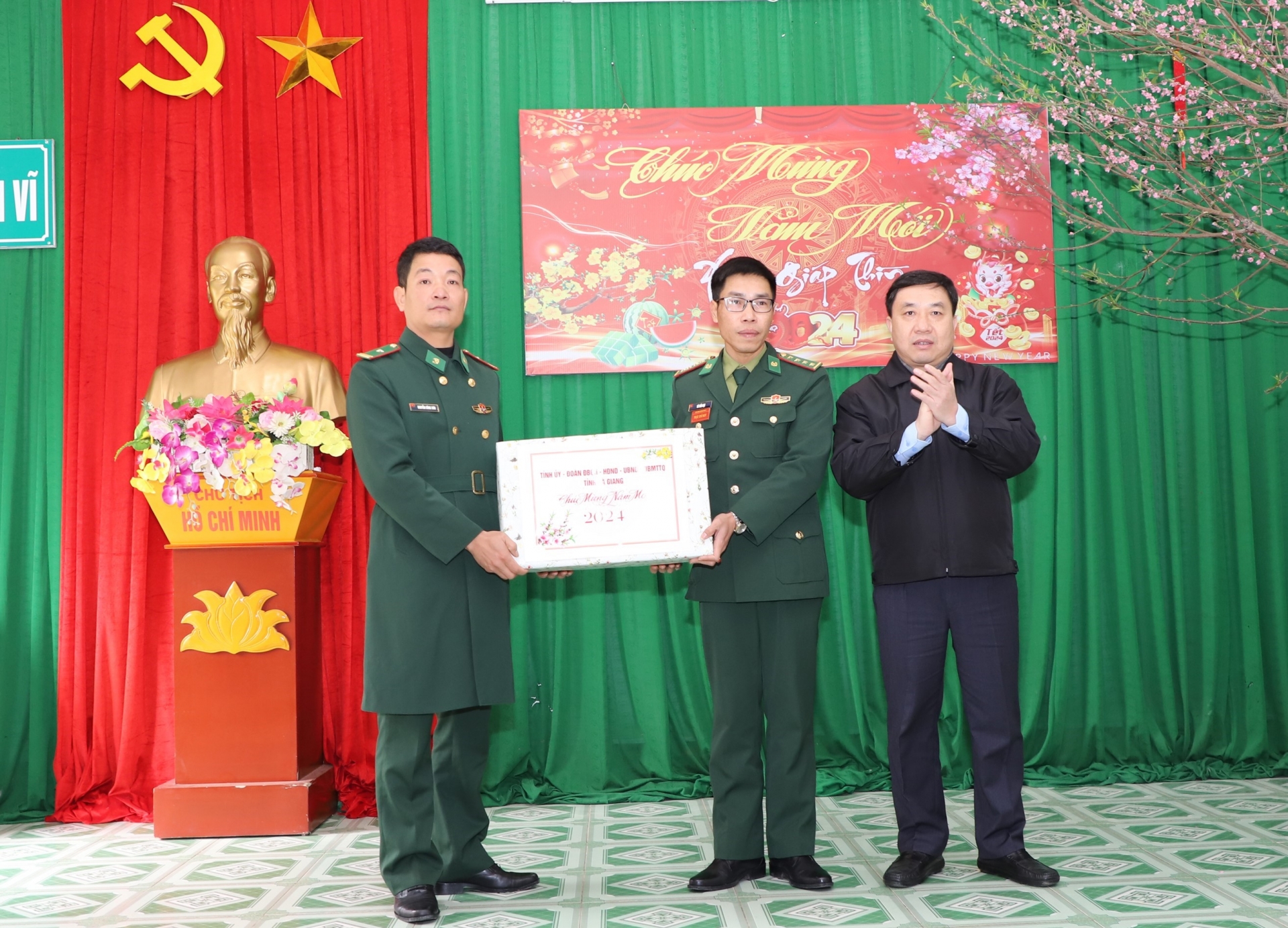 Quyền Bí thư Tỉnh ủy Nguyễn Mạnh Dũng tặng quà cán bộ, chiến sỹ Đồn Biên phòng Sơn Vĩ.