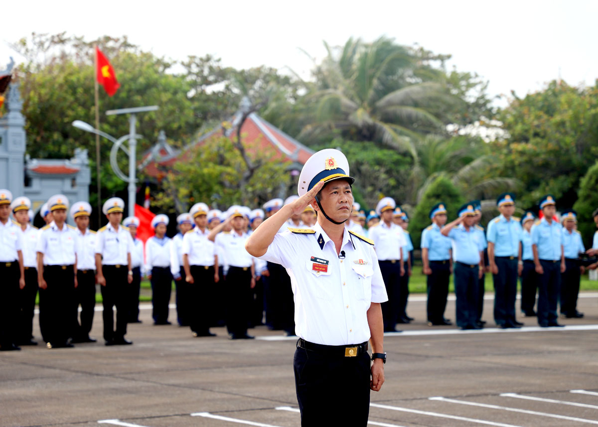 Sáng mùng 1 Tết, cán bộ, chiến sỹ và nhân dân trên đảo Trường Sa tập trung tham gia nghi lễ chào cờ đầu năm trước Mốc chủ quyền