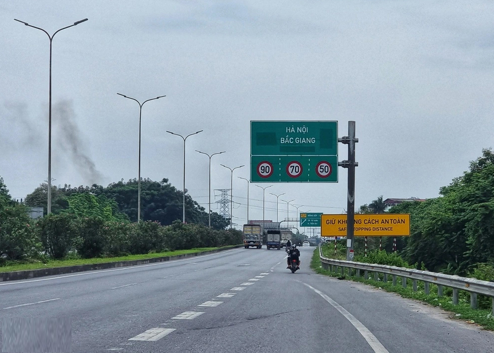 Một số tuyến đường cao tốc có quy định giới hạn tốc độ trên đường cao tốc theo làn xe chạy, như đường cao tốc Hà Nội - Bắc Giang, Hà Nội - Hải Phòng, Đại lộ Thăng Long... 