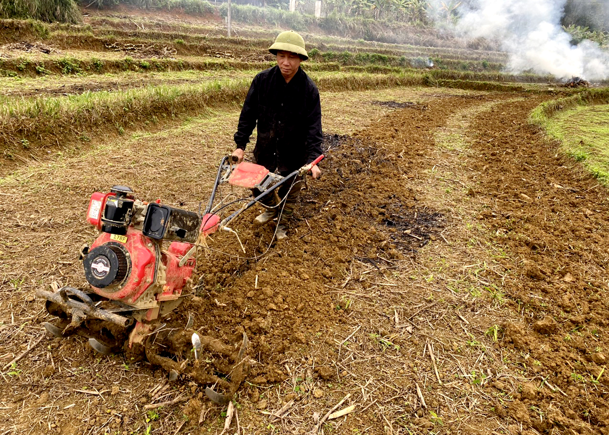 Tranh thủ thời tiết thuận lợi, người dân xã Phú Linh, Vị Xuyên làm đất trồng màu vụ Xuân.