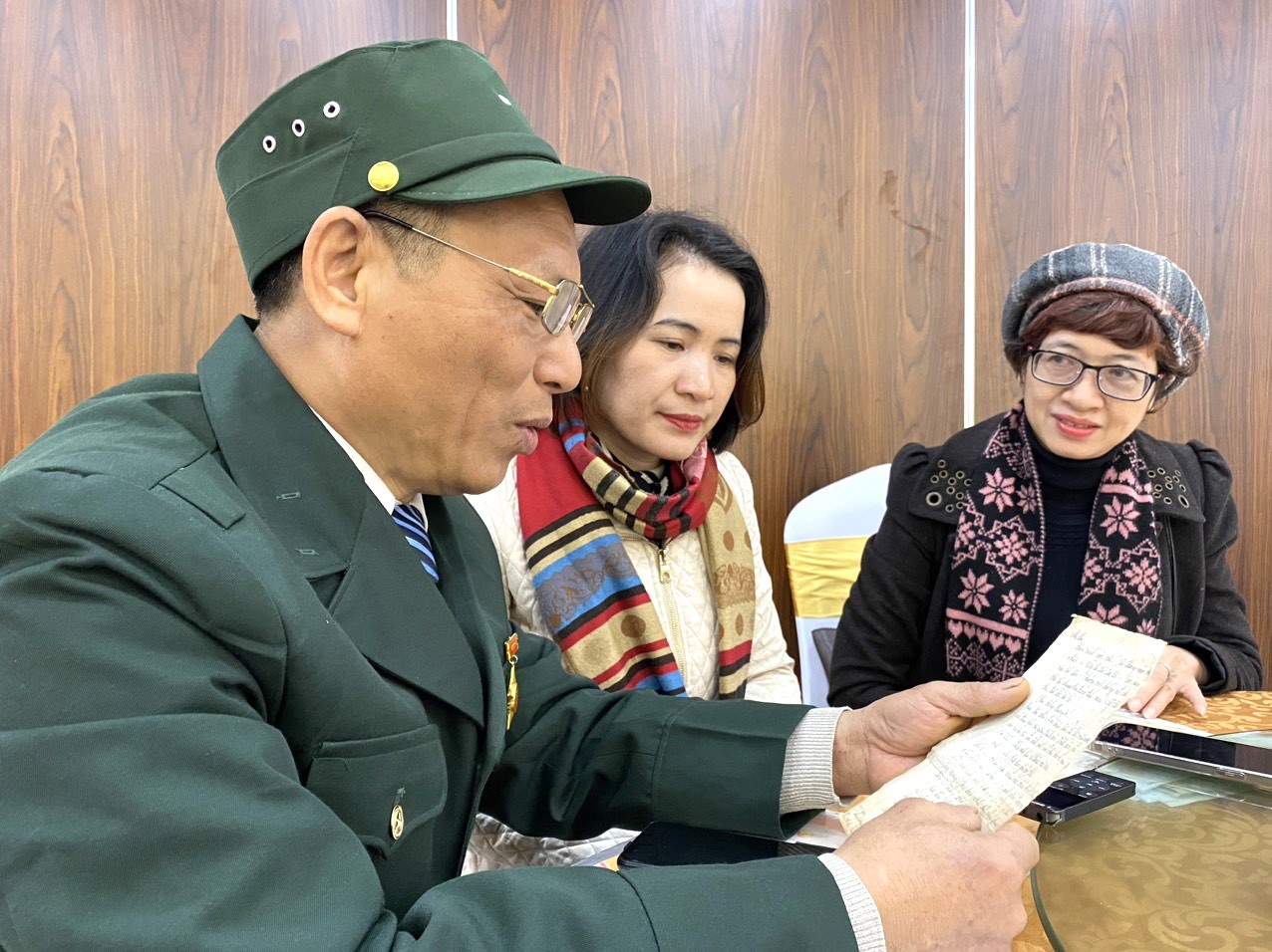 Cựu chiến binh Hồng Quang chia sẻ với cán bộ Bảo tàng Phụ nữ Việt Nam về những lá thư ông nhận được từ thời chiến. 