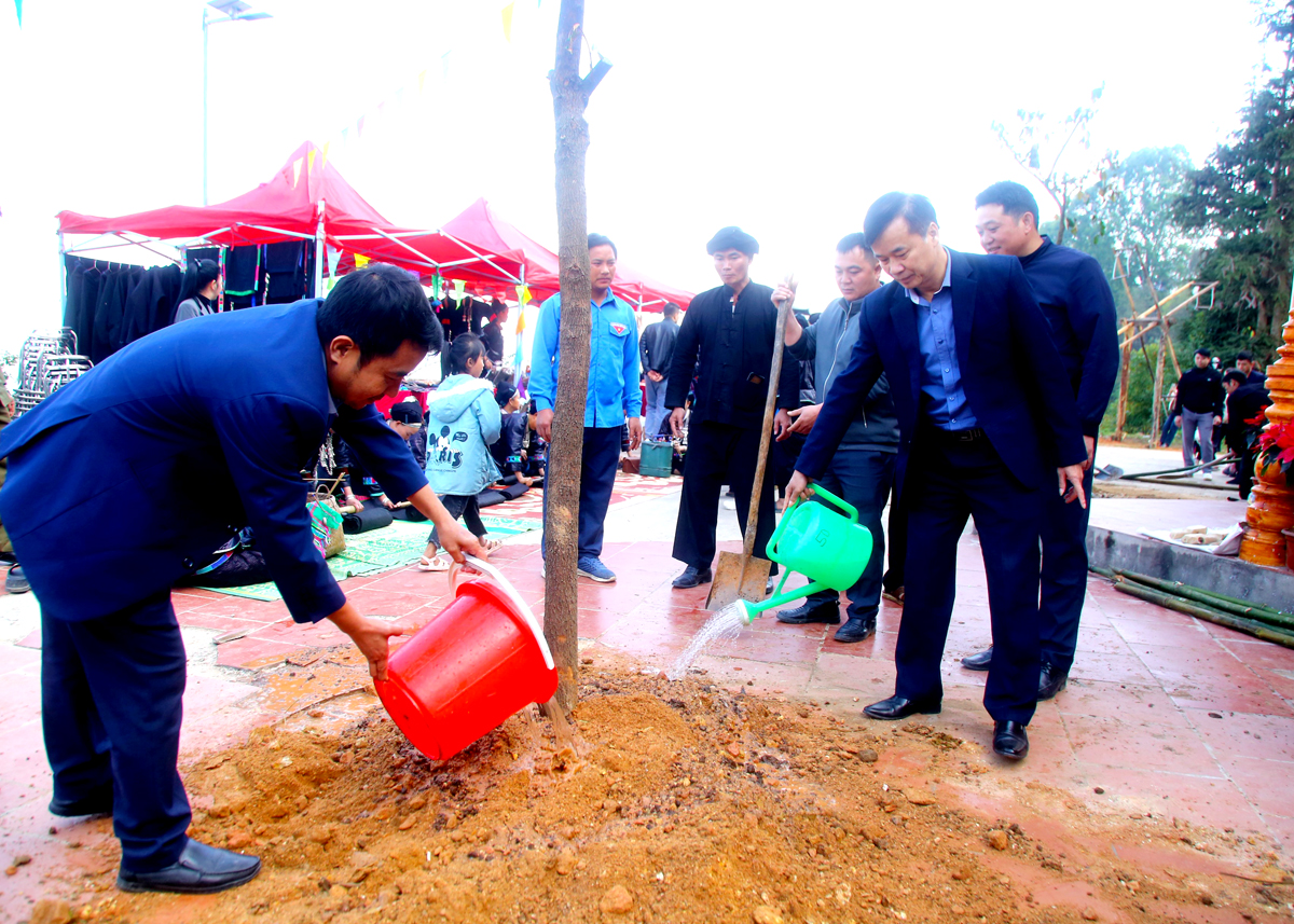 Lãnh đạo huyện Xín Mần trồng cây sau lễ phát động.