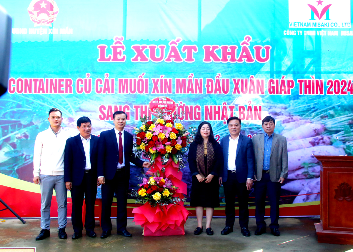 Lãnh đạo huyện Xín Mần tặng hoa chúc mừng Công ty TNHH Vietnam Misaki.