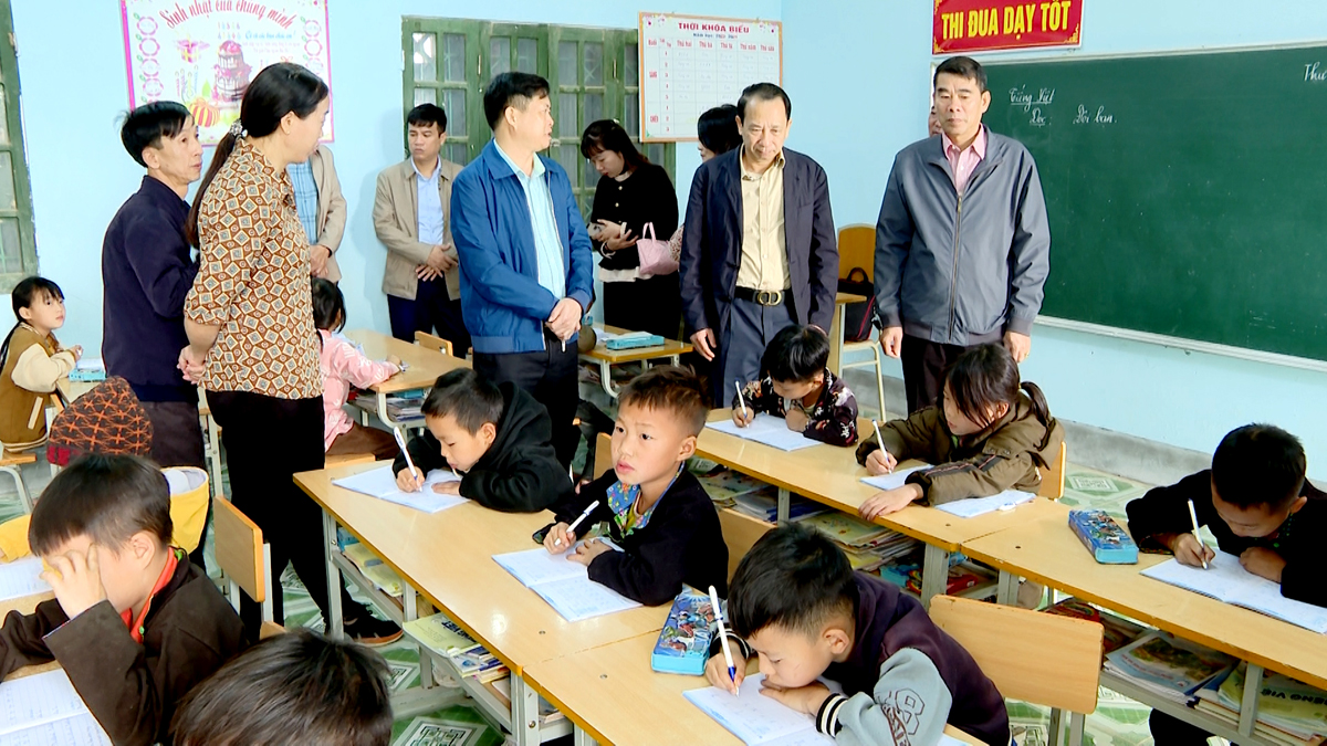 Phó Chủ tịch UBND tỉnh Trần Đức Quý kiểm tra tại điểm trường thôn Phú Tỷ 1, xã Na Khê.