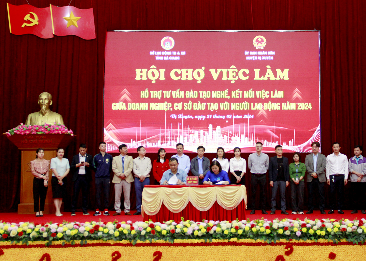 Lãnh đạo huyện Vị Xuyên và các doanh nghiệp ký kết biên bản hợp tác về lao động.