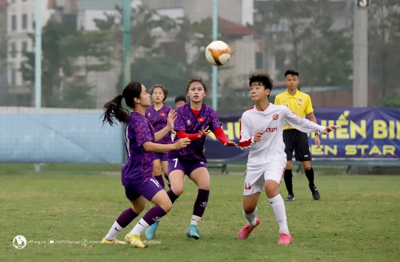 Các cầu thủ U20 nữ Việt Nam đấu tập cùng U15 Viettel.