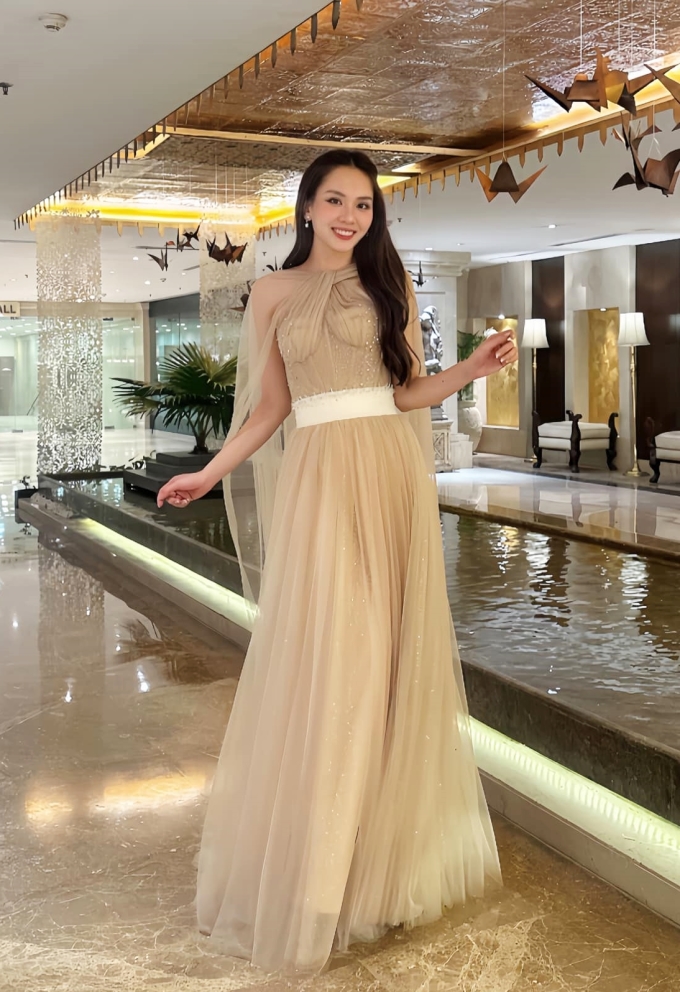 Tối 19/2, Mai Phương dự tiệc chào mừng thí sinh trong bộ váy voan của nhà thiết kế Công Tân. Người đẹp trang điểm, làm tóc theo phong cách tự nhiên.