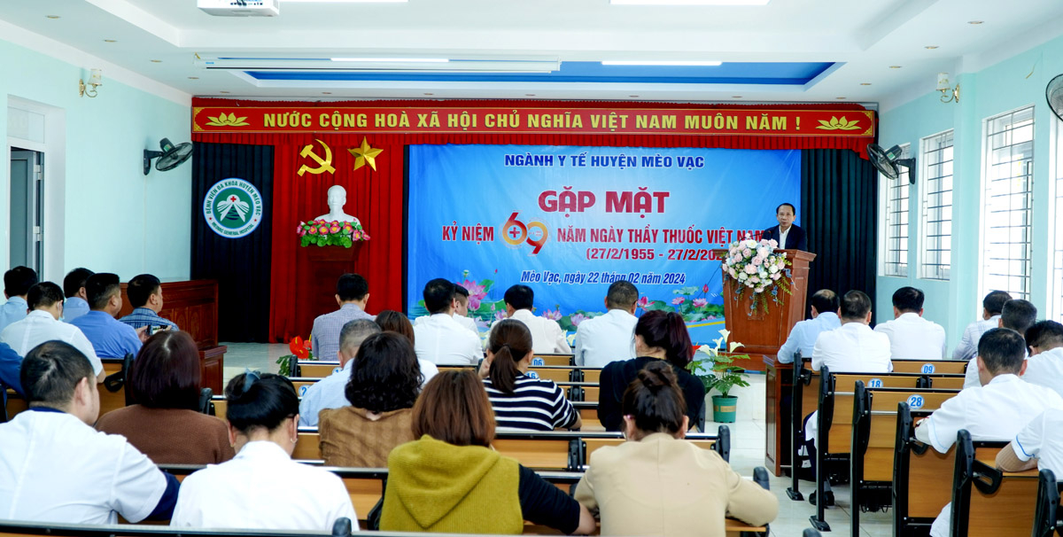 Phó Chủ tịch UBND tỉnh Trần Đức Quý phát biểu tại buổi gặp mặt.