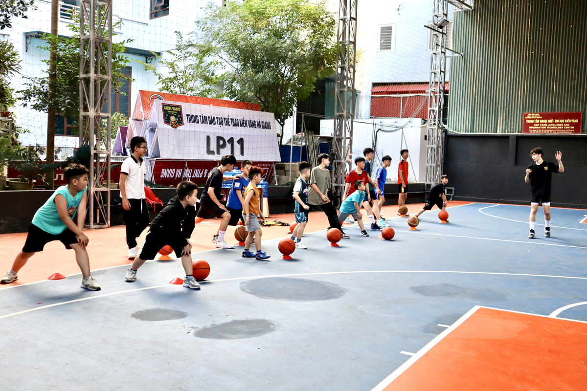 Lớp học bóng rổ tại Trung tâm Đào tạo thể thao Kiến Vàng từ cơ bản đến chuyên sâu