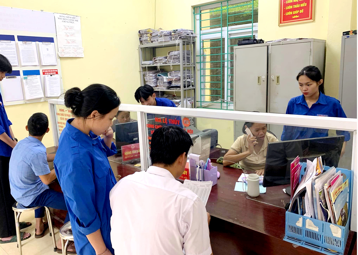 ĐVTN thị trấn Vinh Quang hỗ trợ người dân thực hiện thủ tục hành chính tại bộ phận một cửa của thị trấn.